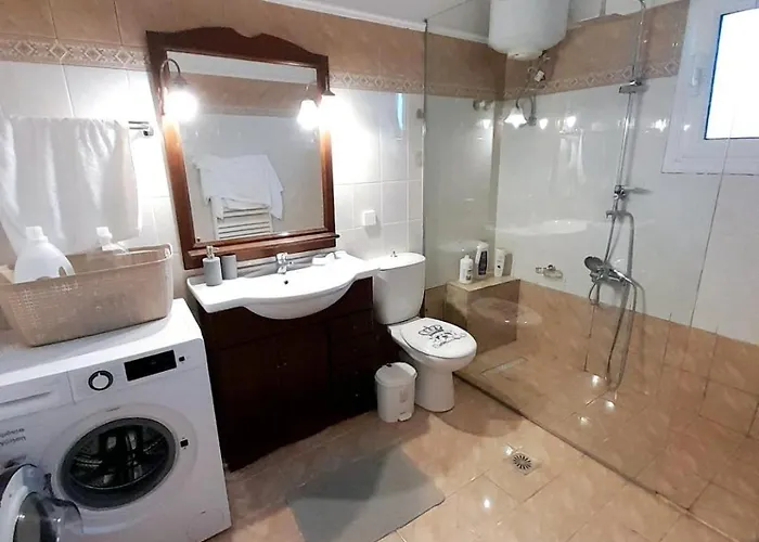 διωροφη μεζονετα-2km απο το κεντρο-iliana House Апартаменты