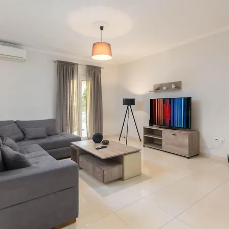 διωροφη μεζονετα-2km απο το κεντρο-iliana House