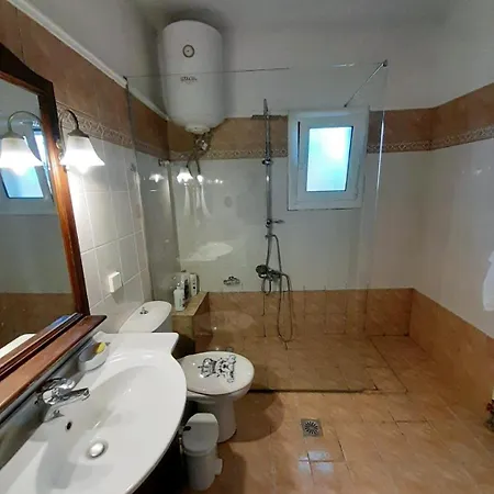 διωροφη μεζονετα-2km απο το κεντρο-iliana House *