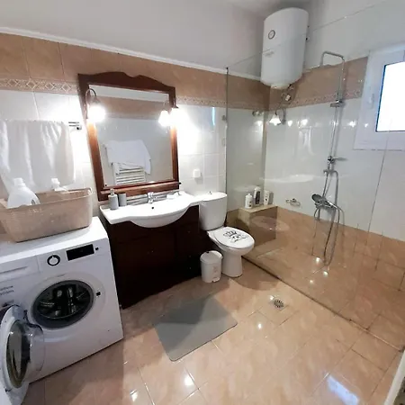 διωροφη μεζονετα-2km απο το κεντρο-iliana House Апартаменты